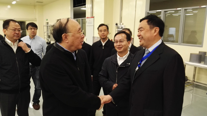 2重慶市市長黃奇帆與趙振元同志親切交談，中立者為重慶超硅總經理長陳猛.jpg