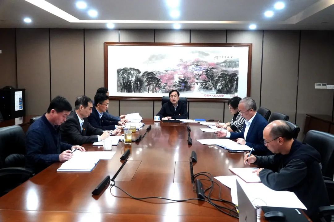 趙振元在黨委中心組學(xué)習(xí)二十大報(bào)告會(huì)上提出三個(gè)工作要點(diǎn)：第一堅(jiān)持十年來(lái)的正確路線；第二開(kāi)啟新的一百年征程；第三堅(jiān)持電子和新能源領(lǐng)域外開(kāi)辟更多新的賽道_副本.png